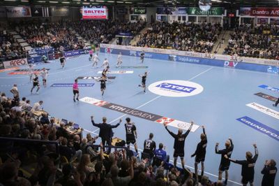 Der skal investeres i forbedringer i Jysk Arena. Højt på ønskelisten er et permanent tv-gulv, så frivillige slipper for at lægge et midlertidigt gulv, når der er tv-transmitterede kampe.