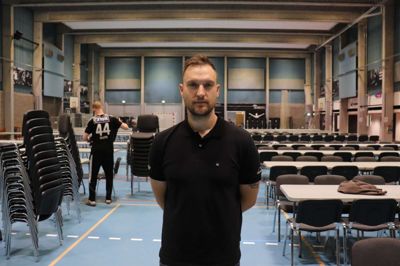 Kristoffer Nygaard fra BSH har en lang liste med ønsker til Jysk Arena, der handler om nyt halgulv, lagerplads, forbedringer i foyeren og meget mere. Han var sammen med frivillige ved at gøre klar til en kamp om eftermiddagen. I hal 2 blev der dækket op til 600 VIP-gæster.