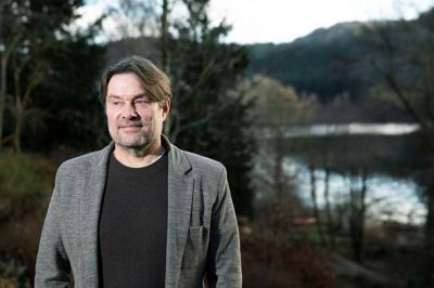 - Jeg har brug for at finde ud af, om vi kører den rigtige vej. Når vi er i gang med at finde ud af, om visionen skal rettes til, er det dumt at træde på speederen imens, siger Holger Kristiansen, der nu er 100 procents ejer af fodboldklubben Young Boys FD. Til gengæld er han ikke længere en del af de andre aktiviteter omkring fodboldklubben.