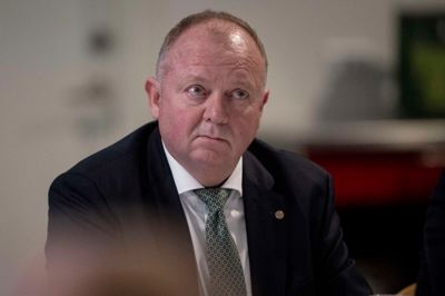 Silkeborg IF's direktør, Kent Madsen, ejer gennem Papirfabrikken Invest A/S fortsat en femtedel af fodboldselskabet. Amerikanske Trivela Group ejer 80 procent.