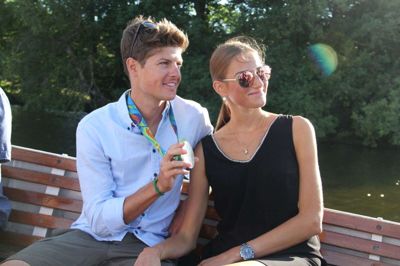 Jakob Fuglsang og hustruen Loulou var efter OL i 2016 hjemme i Silkeborg, for blandt andet at vise sølvmedaljen frem på en af Hjejle-bådene. Foto: Jens Rasmussen