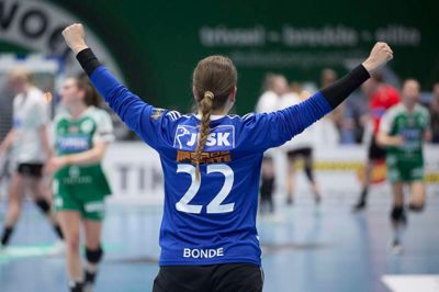Stine Bonde leverede en stor første halvleg med ni redninger på 20 skud - heraf to redninger på straffekast. Efter pausen var der længere mellem redningerne, men det forhindrede ikke Silkeborg-Voel at sikre en vigtig sejr.