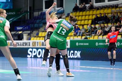 Tidligt i kampen fik Mathilde Kristensen rødt kort for denne tackling på Bjerringbros Line Gyldenløve.