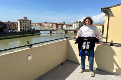 Alexander Lind har selv valgt at få nummer 45 på trøjen i Pisa. Det er et minde om hans mor, der døde af kræft som 45-årig. – På denne måde har jeg hende altid med på ryggen, siger Alexander Lind.