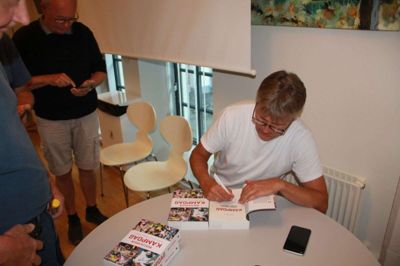 Morten Bruun bevægede sig på kanten af en skrivekrampe, da han i forbindelse med forfatter-arrangementet signerede sin nyeste bog, »Kampdag«, på Midtjyllands Avis i aftes.Foto Rasmus Kreiberg.