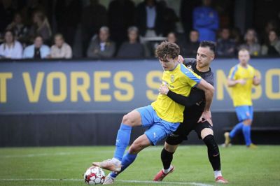Jonathan Lind gik herligt uimponeret til opgaven og voldte i flere omgange FCM-forsvareren Dion Cools store kvaler. Så meget, at dem fra FCM med blik for talent hviskede og tiskede om den 17-årige HHX-studerende. Foto Martin Ballund