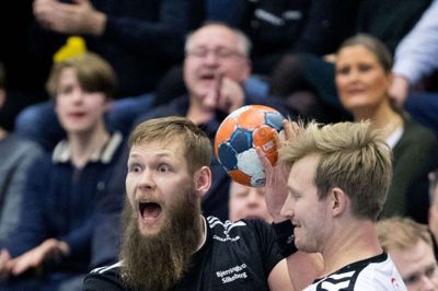 Nikolaj Øris skal måske kæmpe med Peter Balling (t.h.) om spilletiden på højre back fra næste sæson. Foto: Jakob Stigsen Andersen