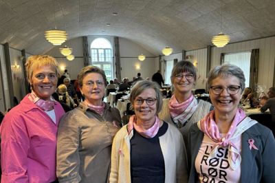 Lørdag var der Lyserød Lørdag i Thorning forsamlingshus. Det var Irma Strandbygaard (til højre), der stod for arrangementet sammen med Lene Würtz (til venstre), Anita Rask, Helle Ardahl og Laila Simonsen.