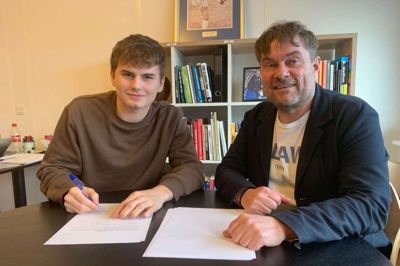 Mads Zaar skriver her under på aftalen med Young Boys-stifter Holger Kristiansen. Foto: Young Boys