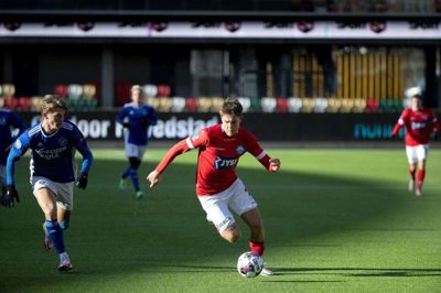 Nicolai Vallys slog sejren fast, da han køligt sendte bolden i nettet til 3-0 i første halvleg. - Jeg har ikke scoret i de andre kampe i opstarten, så det var rart at se, at man stadig kan. Det giver noget selvtillid, siger offensivspilleren, der også lagde op til Nicklas Helenius’ føringsmål.