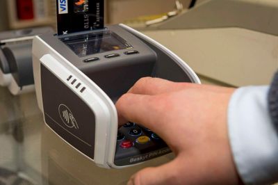 Nationalbanken anbefaler, at danskerne sikre sig flest mulige betalingsløsninger til fremtiden.