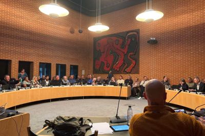 20 minutter før byrådsmødet begyndte mandag aften, var tilhørerpladserne fyldt op, og ekstra stole måtte hentes ind. Her ses baghovedet af Kasper Pauli Pedersen (S), som flere gange måtte forsvare sig til aften.