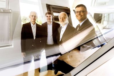 Villum Kann Rasmussen står bag både Villum Fonden og Velux. Her ses hans sønner, Lars Kann-Rasmussen og Hans Kann Rasmussen, og børnebørn Mads Kann-Rasmussen og Jens Kann-Rasmussen. (Arkivfoto).
