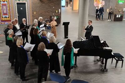 Herning Korforening gav forleden koncert i Regionshospitalet Gødstrup, mens folk passerede forbi i den store foyer. Som koret udtrykte det: »Vi giver koncert for dem, der er på sygehuset for at passe på deres helbred, deres pårørende - og til personalet, der passer på dem«.