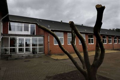 Dystre skyer trækker sig sammen over Børnesporet Faster-Astrup. Skolen står til lukning efter 2027/28, hvis ikke børnetallet i skoledistriktet stiger, eller måske mere korrekt - antallet af børn på skolen kommer over 60 og forbliver der. Nu skal udvalg kigge på bundgrænsen for mindre skoler.