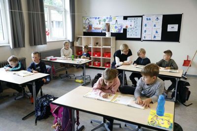 I dag læser 0. klasse og 1. klasse sammen på Faster Skole. Det er ikke nyt, og med et forventeligt faldende børnetal i fremtiden kan det blive virkeligheden i endnu flere årgange, hvis skolen overlever. Der er udsigt til at skolen kommer under den ultimative bundgrænse på 60 børn for en folkeskole i 2025 i Ringkøbing-Skjern Kommune. Foto: Henrik Ole Jensen