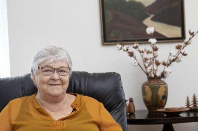 Birgit Jonassen, der er formand for Handicaprådet i Herning, er en af dem, som har fået stjålet sit blå handicap-parkeringskort. Det lå synligt i bilen, som det skal gøre. Nu må hun parkere på lige vilkår med andre, selv om hun har begrænset bevægelighed på grund af gigt og rygoperationer. Foto: Tom Laursen