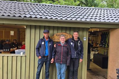 Fra venstre ses sekretær i krolfklubbens bestyrelse, Karl Johan Rørsig og Anne Marie Tornvig og Benny Damsgård. De vandt klubmesterskabet.