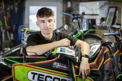 Bastian Borke bruger meget tid i værkstedet på at gøre en speedway-cykel klar efter løb eller træning. Det tager seks timer, fordi den skal skilles helt ad. Men det gør ham ikke noget. - Det er fedt, når det hele spiller bagefter, siger han. Foto: Martin Ballund