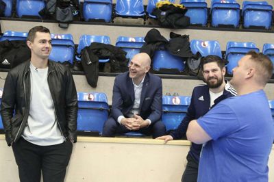 BSH-direktør Jesper Schou (i midten) kunne ikke skjule sin glæde på dagen, hvor Rasmus Lauge (t.v.) blev præsenteret i BSH. Til højre ses Simon Sørensen, og yderst anes Dennis Mollerup.