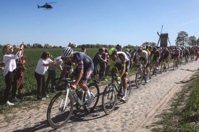 Feltet kører her på ruten til det legandariske løb Paris Roubaix. Foto: Ritzau Scanpix