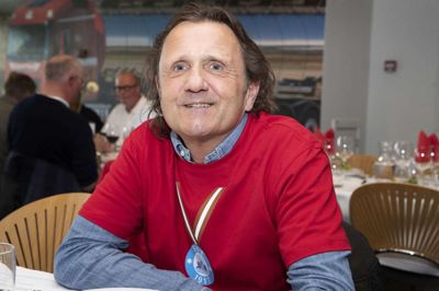 Henrik Omme, indehaver af Galerie Moderne:- Der har jo været så mange oplevelser. Da de vandt 4-2, mod AaB ikke? Det var det sjoveste. Jeg kender mange fra Aalborg, og da fik jeg håneretten. »Vil I have medaljer, må I købe dem hos bageren«. Jeg sms’ede også rundt, men der var ikke rigtig nogen, som svarede. For 14 dage siden, da AaB stadig var med, skrev de ellers flittigt. Fodboldmæssigt har der været det der ping-pong-spil. Og så er jeg vild med Nicolai Vallys. Han er den bedste.