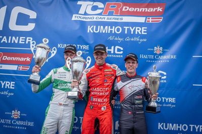 Kasper H. Jensen (i midten) fejrer her sin førsteplads på Ring Djursland. Foto: Kim Gripping/TCR Denmark/Boxengasse.dk
