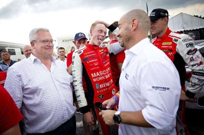 Humøret var højt i GMB Motorsport-lejren efter finalesejren på Jyllandsringen. Fra venstre er det René Birch, sønnike Gustav Birch og teammanager Casper Elgaard, mens dagens sejrsherre Kasper H. Jensen står yderst til højre. Sidstnævnte har kurs mod et nyt mesterskab i TCR Denmark-klassen.