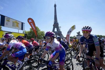 De 144 startende ryttere i Tour de France Femmes indledte søndag det 1034 kilometer lange etapeløb. Michel Euler/Ritzau Scanpix