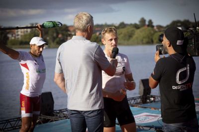 Mads Brandt Pedersen blev interviewet på engelsk lige efter triumfen. Bag ham står sølvinder Ivan Alonso, der som den eneste kunne udfordre Silkeborg-roeren. Foto: Jakob Stigsen Andersen