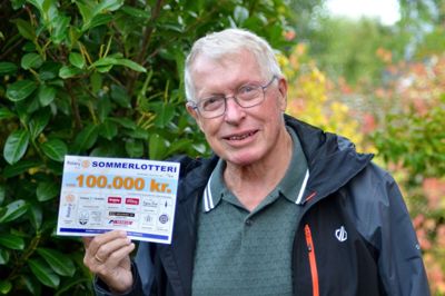 Bjarne Lysgaard er tidligere præsident i Ry Rotary. I 16 år har han hvert år købt fem lodsedler uden at vinde noget - men i år løb han med førstepræmien på 100.000 kroner.