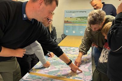 I efteråret var der et såkaldt tegnemøde i Spjald Fritidscenter om et muligt lavbundsprojekt ved Randbæk øst for Spjald. Her var lodsejerne positive, og det er baggrunden for, at kommunen nu går i gang med en forundersøgelse. Lodsejerne skal først på et senere tidspunkt tage endelig stilling til, om de ønsker at være med eller ej.