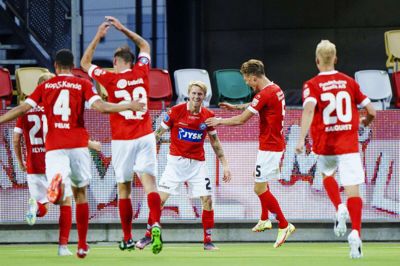 Tonni Adamsen bliver her tiljublet efter sit mål til 3-1 i overtiden. Foto: Bo Amstrup/Ritzau Scanpix