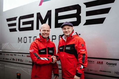Jan Magnussen er tilbage hos et Silkeborg-team. Han har tidligere kørt for LM Racing. Her er han med team manager Casper Elgaard. Foto: GMB Motorsport
