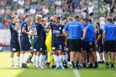 Der var to vandpauser under superligakampenen mellem Viborg FF og SIF. Foto: Bo Amstrup/Ritzau Scanpix