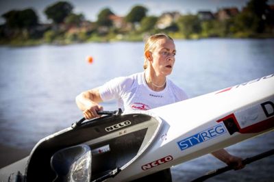Cathrine Rask satte rivalerne på plads på Jels Sø, hvor der til næste år skal afvikles verdensmesterskaberne i maratonkajak. Foto: Jakob Stigsen Andersen