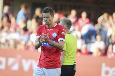 Nicklas HElenius blev skiftet ud efter godt en time mod AGF. Foto: Martin Ballund