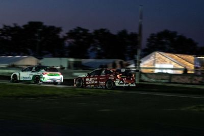 Kasper H. Jensen jagter her Jesper Sylvest på Padborg Ring i mørket. Foto: TCR Denmark