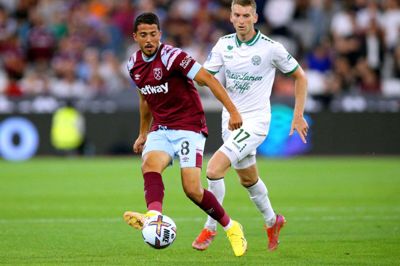 Jakob Bonde scorede Viborgs mål i udekampen mod West Ham. Her er han i duel med Premier League-klubbens midtbanespiller Pablo Fornals. Foto: Ritzau Scanpix