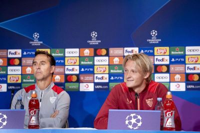 Kasper Dolberg (t.h.) var flankeret af sin nye cheftræner i Sevilla, Julen Lopetegui, da Sevilla tirsdag holdt pressemøde forud for Champions League-opgøret mod FC København. Foto: Liselotte Sabroe/Ritzau Scanpix