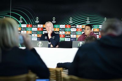West Ham-truppen er ankommet til Silkeborg, og onsdag aften trænede Premiere League-klubben på Jysk Park efter den obligatoriske pressekonference. Foto: Martin Ballund