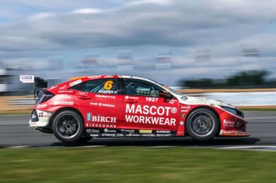 René Birchs team GMB Motorsport fra Silkeborg har allerede vundet teammesterskabet, og søndag kan holdet også snuppe førstepladsen hos kørerne. Foto: Boxengasse