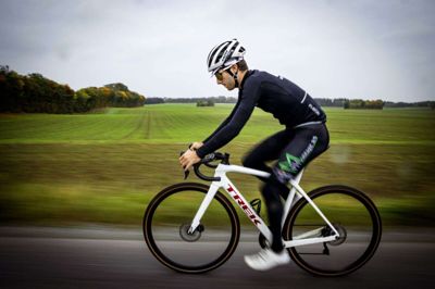 Sebastian Changizi træner mange kilometer på vejene omkring Silkeborg, og det går stærkt når han først træder igennem. Foto: Jakob Stigsen Andersen