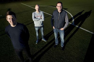 Tre journalister med en fælles passion og mission. Michael Helligsø, Mathias Hove Andersen og sportsredaktør Peter A. Sørensen lancerer en ny serie med fokus på breddefodbolden, der oplever kraftig tilbagegang. Sportsredaktionen søger hjælp fra læserne. Foto: Jakob Stigsen Andersen