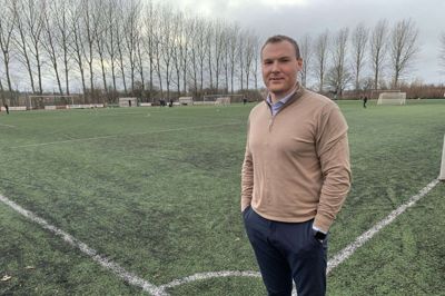 Chris Rosenkrantz Winther Larsen er senioransvarlig i FC Silkeborg, der målt på herresenior-medlemmer er den største klub i Silkeborg Kommune. Klubben råder over en kunstgræsbane i Buskelund og håber, at det lykkes at få endnu en i Hvinningdal. Foto: Michael Helligsø