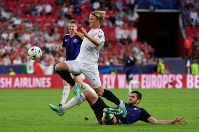 Kasper Dolbergs ophold i Sevilla har ikke været noget at råbe hurra for. Det er blevet til otte kampe og nul mål. Her er han i kamp mod FC København i Champions League. Foto: Ritzau Scanpix