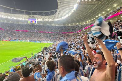 Morten Bruun stod blandt de argentinske tilhængere i kampen mod Australien, og det blev en oplevelse for livet. - De er mere passionerede end de brasilianske tilhængere, konstaterer han. Privatfoto