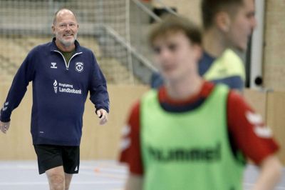 Lars Dahl bruger over 10 timer om ugen på trænerjobbet og har næsten uafbrudt været træner, siden han stoppede som spiller i SIF. - Jeg har flere gange sagt derhjemme, at jeg vil tage en pause, men jeg må bare erkende, at jeg kan ikke leve uden det, siger Lars Dahl med et smil. Foto: Henrik Ole Jensen