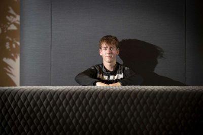 Lasse Abildgaard har lige været en uge i Manchester, og sidst i denne uge skal han sammen med klubkameraterne Simon Stüker og William Pedersen på tur med U16-landsholdet, der deltager i venskabsturneringen Mondial Football Montaigu i Frankrig. Her skal de danske talenter spille tre gruppekampe mod Saudi-Arabien, Guinea og Frankrig, inden der venter placeringskampe i påsken.