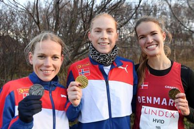 Juliane Falsig Hvid (th.) står her sammen med nordmændene Ina Halle Haugen og Hanne Mjøen Maridal, der vandt henholdsvis guld og sølv. Foto: DECA Text&Bild
